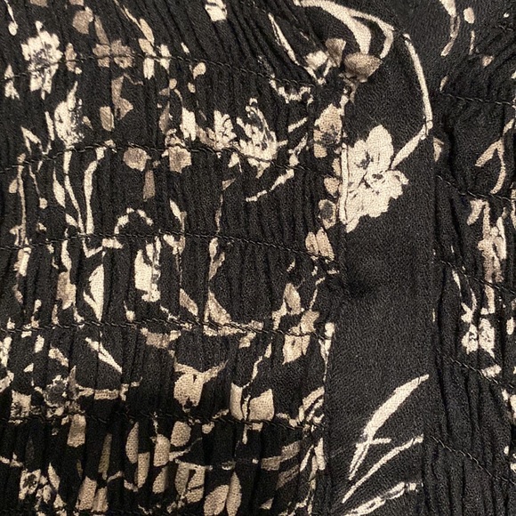 Lucky Brand pretty shirred front top. Buttons at the bottom of handled sleeves. - Picture 3 of 3